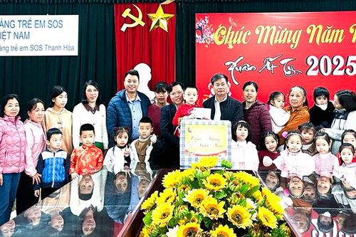 Trao hơn 1.000 suất quà tết cho trẻ em có hoàn cảnh đặc biệt, khó khăn