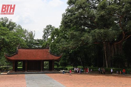 Du xuân trên đất kinh xưa
