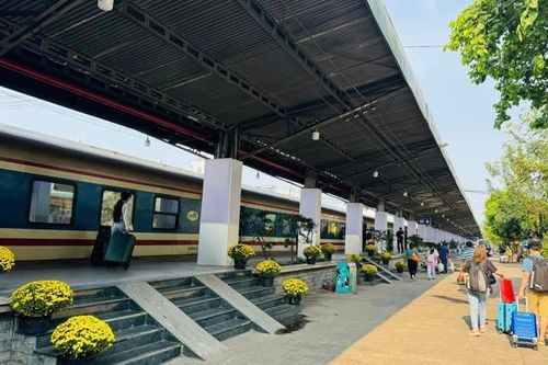Tàu hỏa, máy bay, xe khách đều sắp 'kín chỗ'