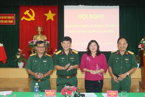 Bàn giao chức vụ Chính trị viên Ban Chỉ huy Quân sự huyện Châu Thành