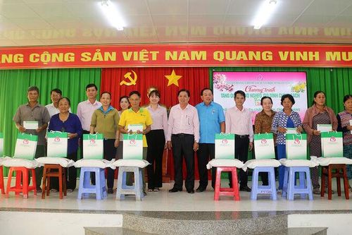 Ngân hàng Chính sách Xã hội chi nhánh tỉnh An Giang tặng quà Tết cho người nghèo xã An Hòa