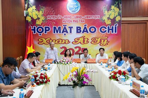 Phú Tân họp mặt báo chí mừng Đảng - mừng Xuân Ất Tỵ 2025