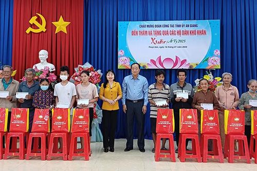 Tặng quà Tết hộ có hoàn cảnh khó khăn xã Vĩnh Chánh