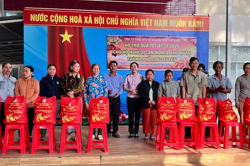 Công ty Xổ số Kiến thiết An Giang trao 150 phần quà cho người dân khó khăn đón Tết