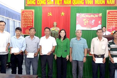 Tặng quà Tết cho 58 trưởng ban công tác mặt trận khóm, ấp huyện An Phú