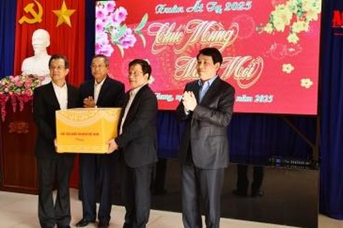 Chủ tịch nước Lương Cường thăm và chúc Tết Đảng bộ, chính quyền, lực lượng vũ trang và Nhân dân tỉnh An Giang