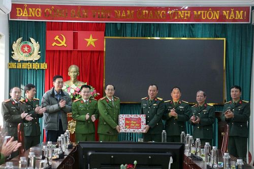 Đại tá Lê Văn Sơn thăm, chúc Tết một số đơn vị, gia đình chính sách trên địa bàn huyện Điện Biên