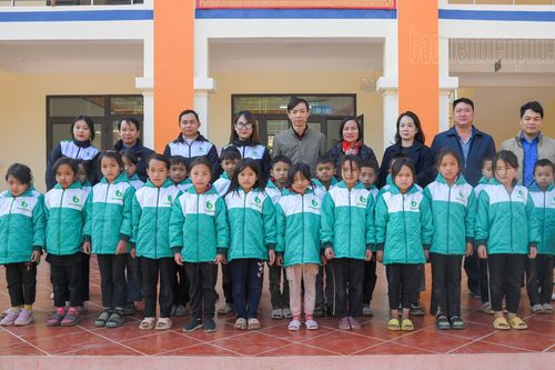 Báo Điện Biên Phủ chúc tết, tặng quà học sinh khó khăn xã Phình Giàng