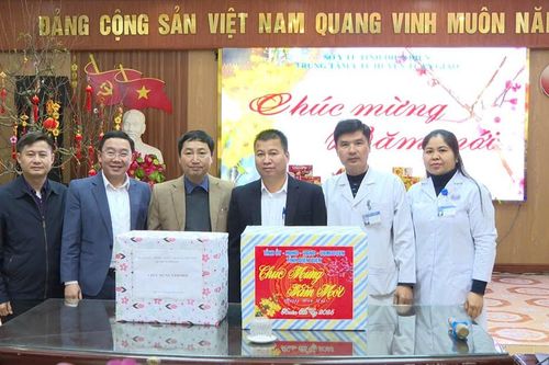 Trưởng ban Tổ chức Tỉnh ủy Phạm Khắc Quân chúc Tết các đơn vị, gia đình chính sách huyện Tuần Giáo
