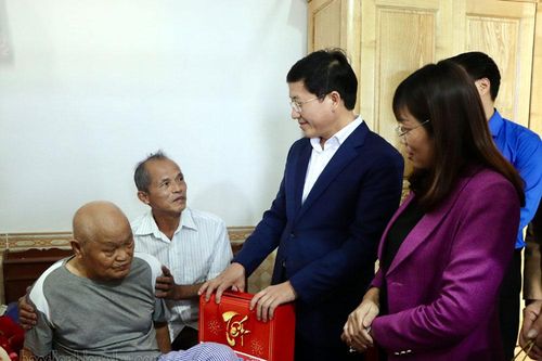 Chủ tịch Ủy ban MTTQ Việt Nam tỉnh Mùa A Vảng chúc tết gia đình chính sách