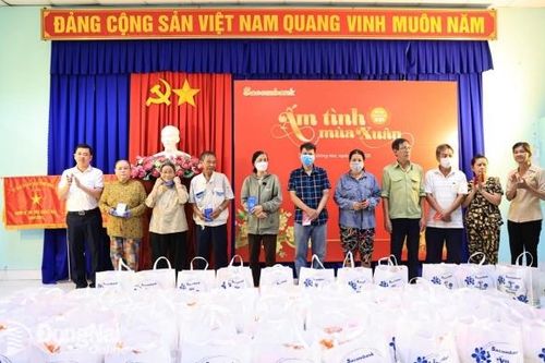 Sacombank Chi nhánh Đồng Nai trao quà Tết cho các hoàn cảnh khó khăn