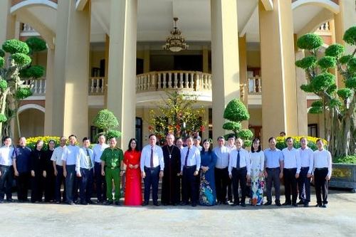 Chủ tịch UBND tỉnh Võ Tấn Đức thăm, chúc Tết các tổ chức tôn giáo