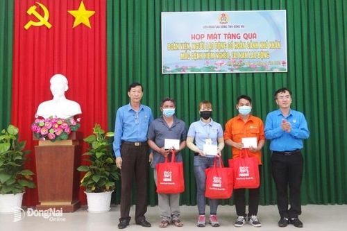 Họp mặt, tặng quà công nhân có hoàn cảnh khó khăn