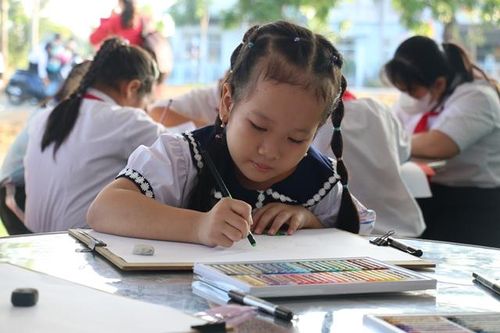 Sôi nổi Hội thi vẽ tranh Vui Xuân ngày Tết và ngành nghề truyền thống huyện Lai Vung năm 2025