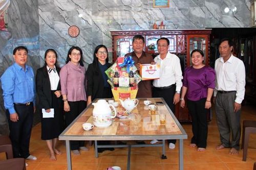 Phó Chủ tịch Hội đồng nhân dân tỉnh Nguyễn Thị Kim Tuyến thăm, chúc Tết tại TP Hồng Ngự