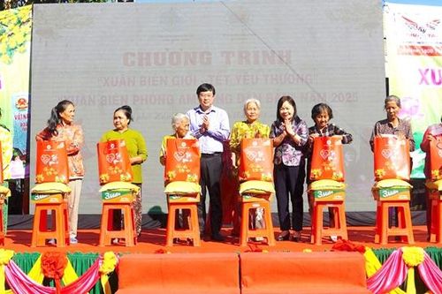 Mang 'Xuân biên giới - Tết yêu thương' đến với người dân có hoàn cảnh khó khăn