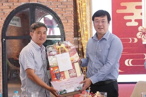 Bí thư Tỉnh ủy thăm chúc Tết nguyên lãnh đạo tỉnh và các hợp tác xã, hội quán tại TP Hồng Ngự