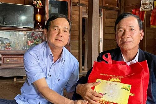 Trưởng ban Nội chính Tỉnh ủy thăm, chúc Tết các gia đình người có công tiêu biểu