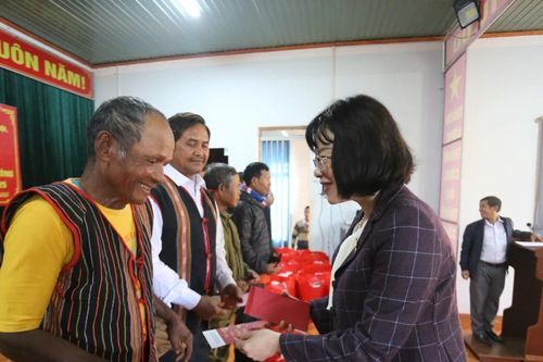 Đoàn đại biểu Quốc hội tỉnh Gia Lai trao 35 suất quà cho bà con xã Kon Gang