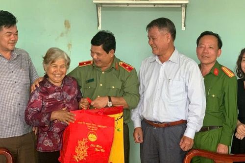 Gia Lai: Giám đốc Công an tỉnh thăm, tặng quà các gia đình chính sách