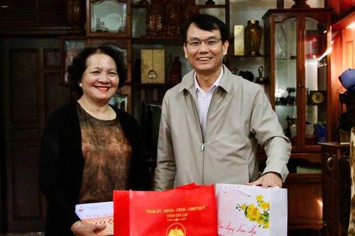 Bí thư Thành ủy Pleiku Trịnh Duy Thuân thăm, chúc Tết gia đình nguyên lãnh đạo Tỉnh ủy và người có công