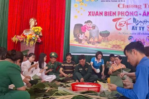 Đồn Biên phòng Ia Nan tặng 96 suất quà Tết cho người dân xã Ia Nan
