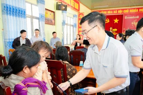 Tặng 150 phần quà Tết cho bà con có hoàn cảnh khó khăn xã Ia Pết