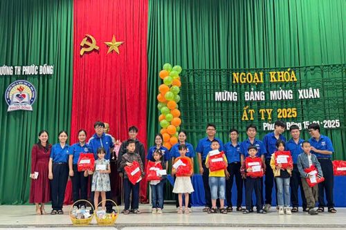 Trao quà Tết cho học sinh Trường Tiểu học Phước Đồng
