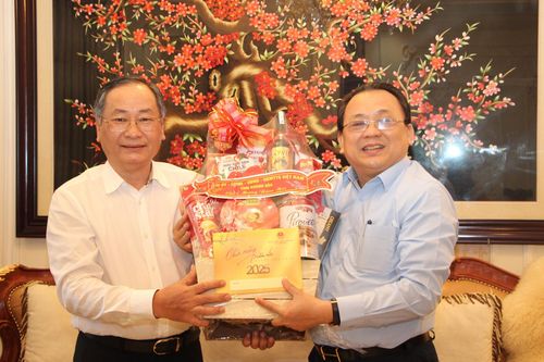 Phó Chủ tịch Thường trực UBND tỉnh Lê Hữu Hoàng thăm, chúc Tết cán bộ nguyên lãnh đạo tỉnh qua các thời kỳ