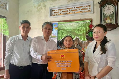 Thăm, tặng quà Tết cho gia đình chính sách tiêu biểu ở thị xã Ninh Hòa