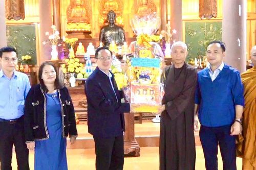Lãnh đạo huyện Khánh Vĩnh thăm và tặng quà các cơ sở tôn giáo