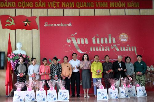 Ngân hàng TMCP Sài Gòn Thương Tín (Sacombank) - Chi nhánh Ninh Hòa: Tặng 150 suất quà cho người nghèo, gia đình khó khăn