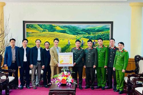 Phó Chủ tịch UBND tỉnh Hà Trọng Hải thăm, chúc tết một số cơ quan, đơn vị, gia đình người có công, đảng viên 60 năm tuổi Đảng