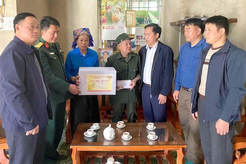 Than Uyên thăm, tặng quà các gia đình chính sách, người có công