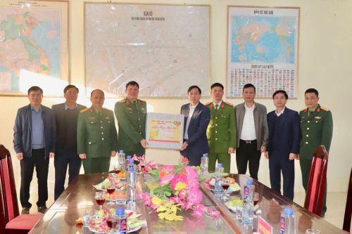 Chủ tịch UBND tỉnh Lê Văn Lương thăm, chúc tết huyện Than Uyên