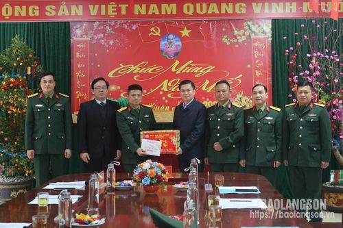 Lãnh đạo HĐND tỉnh thăm, tặng quà tại huyện Chi Lăng