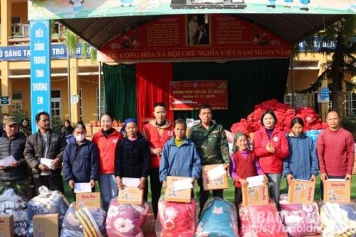 Trao tặng hơn 280 suất quà tết cho các hộ có hoàn cảnh khó khăn tại huyện Văn Lãng