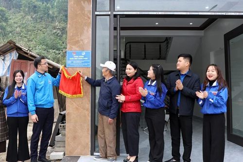 Bàn giao 'Ngôi nhà hạnh phúc' cho gia đình người có công ở thành phố Lào Cai