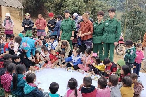 Ấm lòng đồng bào Trịnh Tường ngày giá rét