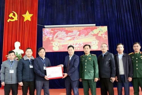 Phó Chủ tịch Thường trực Hội đồng nhân dân tỉnh Vũ Văn Cài chúc tết các tập thể, cá nhân tại huyện Bát Xát