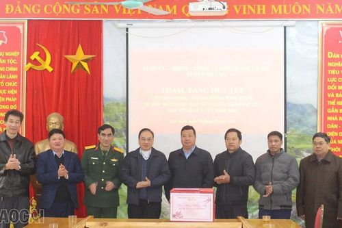 Chủ tịch MTTQ Việt Nam tỉnh thăm, tặng quà một số xã và gia đình người có công tại thị xã Sa Pa