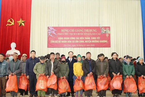 Đoàn công tác của tỉnh thăm, tặng quà, chúc tết tại xã Dìn Chin