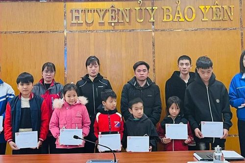 Chương trình 'Cùng con đi tiếp cuộc đời' tại huyện Bảo Yên