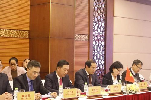 Gặp xã giao giữa lãnh đạo tỉnh Lào Cai (Việt Nam) và lãnh đạo châu Hồng Hà, tỉnh Vân Nam (Trung Quốc)