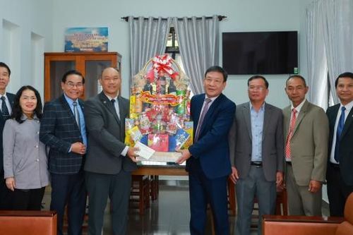 Đồng chí Bùi Thắng - Phó Bí thư Tỉnh ủy thăm, chúc Tết các tổ chức tôn giáo và cơ quan báo chí