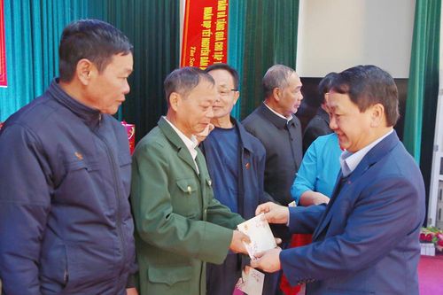 Bộ trưởng, Chủ nhiệm Ủy ban Dân tộc tặng quà Tết tại huyện Tân Sơn