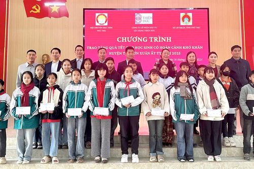 Trao quà Tết cho học sinh có hoàn cảnh khó khăn tại các huyện
