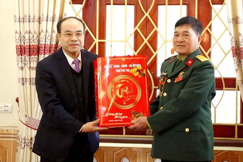 Trưởng Ban Tuyên giáo Tỉnh ủy Vi Mạnh Hùng thăm, tặng quà Tết tại huyện Tân Sơn