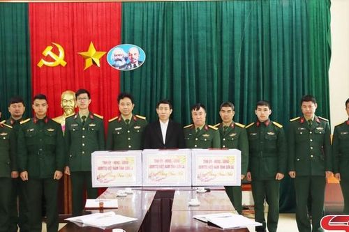 Đồng chí Trưởng Ban Dân vận Tỉnh ủy thăm, chúc tết các đơn vị quân đội, doanh nghiệp viễn thông