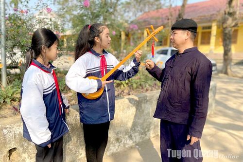 Phó Chủ nhiệm CLB tâm huyết với hát Then, đàn Tính